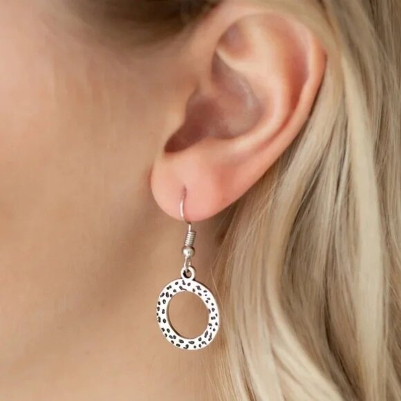 NWT Trippin on Texture multi necklace with earring set - Picture 2 of 3